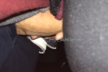 Достал на концерте член и потёрся им о попку в лосинах