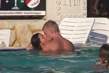 Все смотрят, как парочка трахается в публичном бассейне